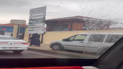 Avcılar'da kaldırımda giden otomobil sürücüsüne para cezası