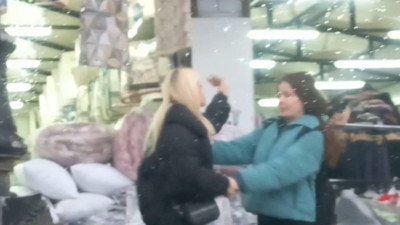 Malatya'da 2 genç kız saç saça birbirine girdi. O anlar kamerada