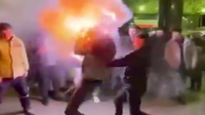 Asker eğlencesinde neredeyse askeri ateşe veriyorlardı