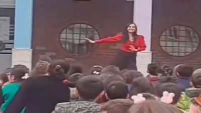 Kayserili öğrencilerin neşe kaynağı Şule Öğretmen, her sabah öğrencileriyle dans ederek güne başlıyor