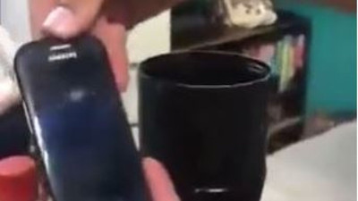 Cola Cola şişesinin içinden cep telefonu çıktı. Sahtekarlığın böylesi