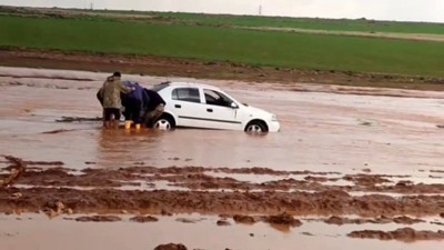Selde mahsur kalan ailenin otomobili 2 gün sonra kurtarılabildi