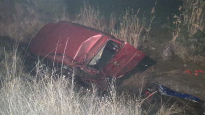 Çorum’da kontrolden çıkan otomobil sulama kanalına uçtu