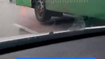 Bursa'da trafikte tehlikeli anlar! Ön tekeri havada olan otobüs korkuttu