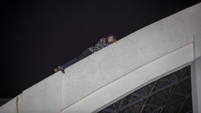 Koşarak duvara tırmandı 8 metrede mahsur kaldı! Fenomen olma uğruna...