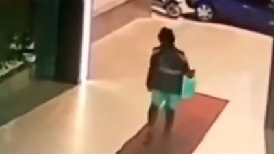 Kurye kırmızı halıda podyum yürüyüşü yaptı, izleyenleri gülümsetti!