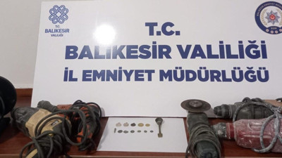 Otomobilden tarihi eser sikkeleri çaldılar