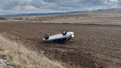 Çorum’da kontrolden çıkan araç takla attı