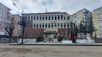 Depremde hasar gören asırlık binanın yıkımına başlandı