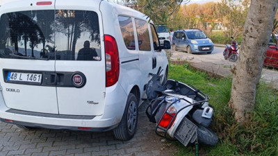 Küçük çocuk gaz kolunu çekince motosiklet otomobile çarptı. Kaza sonucu 1 kişi yaralandı