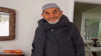 Torununun kabanını giyip poz veren dedeye yeni kaban sürprizi yürekleri ısıttı