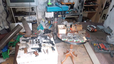 İzmir'de silah kaçakçılığı operasyonu! Oğlu ve gelini ile gözaltında