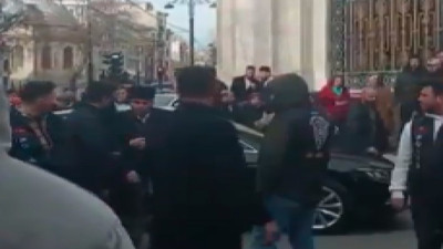 İmamlık yapan Halil Konakçı'nın lüks makam aracı ve korumaları dikkat çekti. Konakçı'nın lüks aracı imam maaşıyla alınır mı?