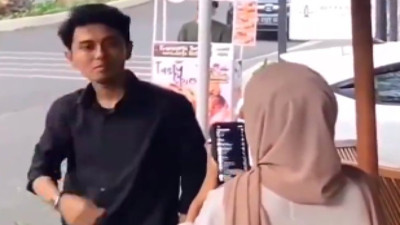 Sevgilisinin fotoğrafını çekmek için telefonu aldı, mesajları kurcaladı