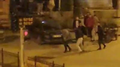 Sokak ortasında sopalarla birbirlerine girdiler