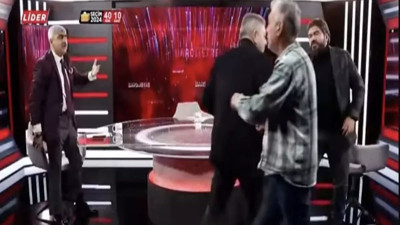 Ümit Zileli ile Mustafa Albayrak Rasim Ozan Kütahyalı'nın programında birbirine girdi. Küfürler ve hakaretler havada uçuştu