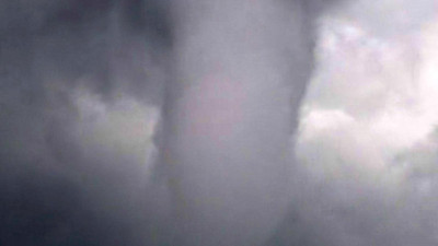 Devasa hortum zeytin ağaçlarını yerinden söktü! Mahalleli panikten ne yapacağını şaşırdı