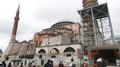 Ayasofya'da çatlak! 2. Bayezid minaresi külahtan şerefeye kadar sökülecek