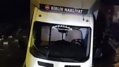 Sağanak sonrası yol çöktü. Kamyonet çöken yola düştü