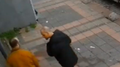 Trafikte sinyal vermeyen sürücüyü selektörle uyardı, sürücünün kocası rahatsız olunca selektör yapan kişiyi evine kadar takip etti