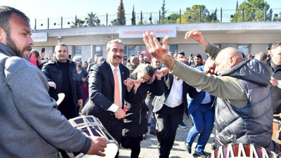 Belediye işçilerinin maaşlarına rekor zam. İşçilerden halaylı kutlama