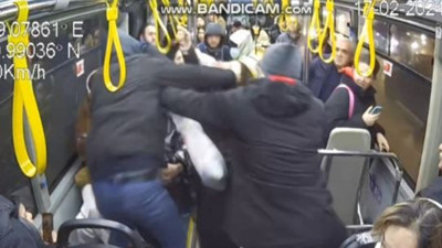 Otobüste yer isteyen kadına dayak