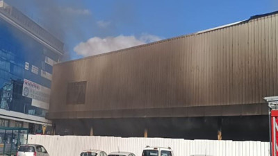 Pendik’te gökyüzünü siyah dumanlar kapladı