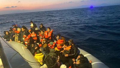 Denizde mahsur kalan kaçakları Sahil Güvenlik kurtardı