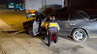 Otomobil tıra arkadan çarptı