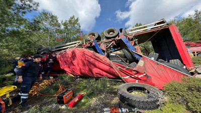 Devrilen kamyon içinde sıkışan sürücü itfaiye ekipleri tarafından kurtarıldı