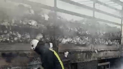 Mersin'de peçete yüklü tır alev alev yandı
