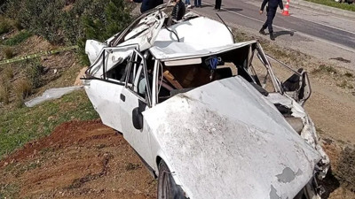 18 yaşındaki gencin kullandığı araç şarampole uçtu. 2 kişi hayatını kaybetti