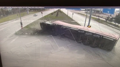 Kırmızı ışık ihlali yapan içecek yüklü TIR yan yattı, o anlar kamerada