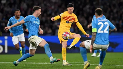 Barcelona Napoli'de berabere. Arsenal 90+4'te attı