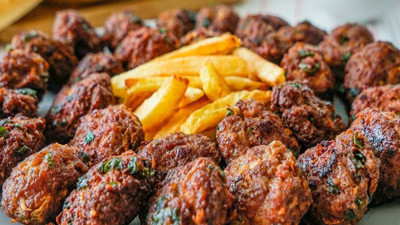 Restoran lezzetinde sodalı köfte tarifi. Sulu sulu puf puf olacak