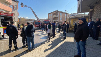 Çatı yangını film seyreder gibi seyrettiler