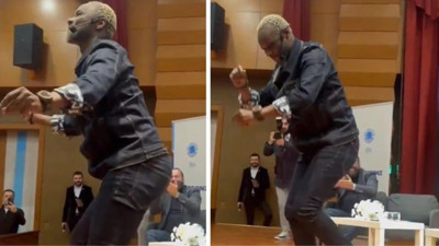 Gençler istedi Yattara şov yaptı. Bir anda ayağa kalktı salonu coşturdu