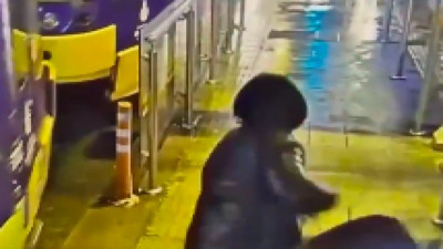 İstanbul'da tramvay durağında hırsızlık: Hırsızın aynı gün serbest bırakılması şaşkınlık yarattı