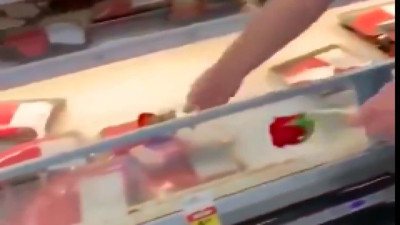 Vegan aktivistlerden ilginç eylem: Et reyonuna çiçek bıraktılar.