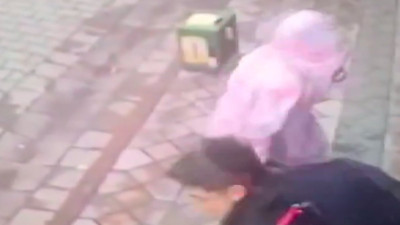 Ne günlere kaldık! Gündüz vakti, küçük kızın elinden ekmek parasını çalan arsız hırsız