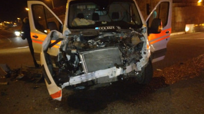 Ambulans ile işçi minibüsü çarpıştı: 8 yaralı