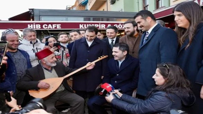 Murat Kurum yaşlı ozanın kendisi için yazdığı besteyi dinledi. Ortaköy’e çıkarma yaptı