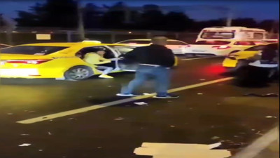 Arapları almak için Türk müşterileri indirdi. Yazıklar olsun bu taksicilere. Yıkılsın bu harami düzeni