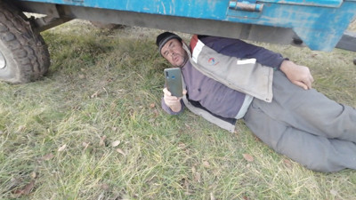 İlk defa dron gören iki köylünün görüntüsü güldürdü! Biri traktörün altına girerken diğeri tam siper yattı