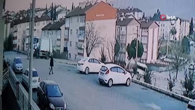 Çöp kamyonu aydınlatma direğine böyle çarptı