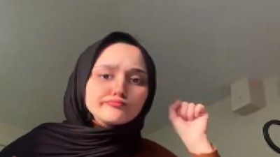 TikTok'ta bir kullanıcı, başında türbanıyla kamera karşısında müstehcen hareketler yaptı