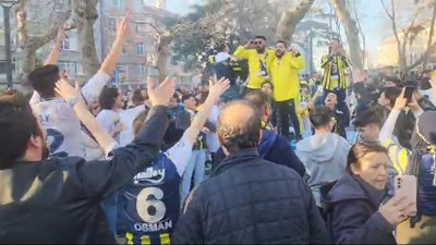 Kadıköy'de büyük coşku. O marş başladı taraftar kendinden geçti