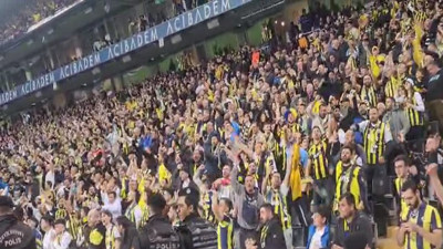 Kaçan gol Fenerbahçe taraftarını daha da ateşledi. Bütün stat 'Saldır Kanarya' diye inledi
