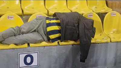 Fenerbahçe taraftarı son dakikada gelen golle baygınlık geçirdi. Heyecana dayanamadı