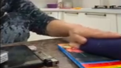 Eski sevgilisine yazmaması için torununa Kur'an'a el bastıran anneanne izleyenleri güldürdü